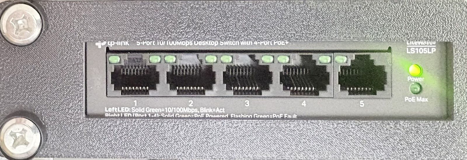 TP-Link LS105LP RackForge rack tartóban